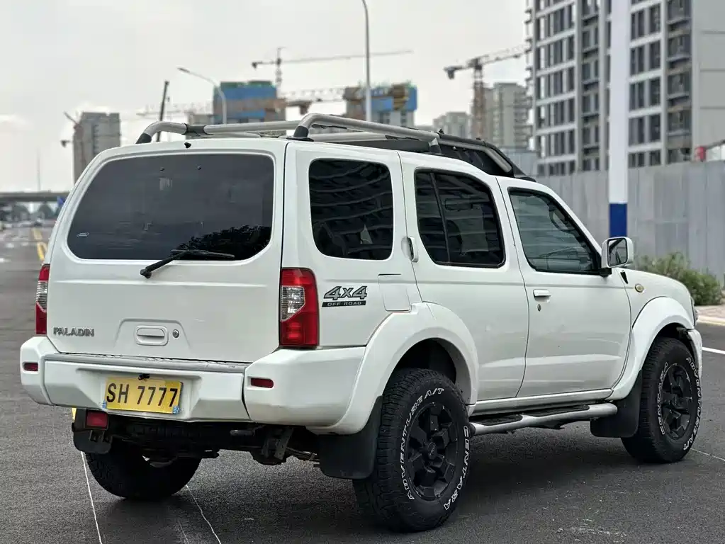 Nissan Paladin 2012 — фото 6