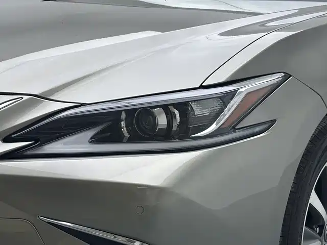 Lexus ES 2018 — фото 17