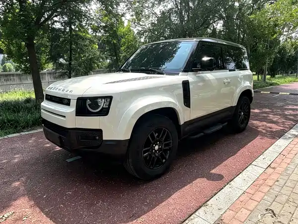 Land Rover Defender 2024