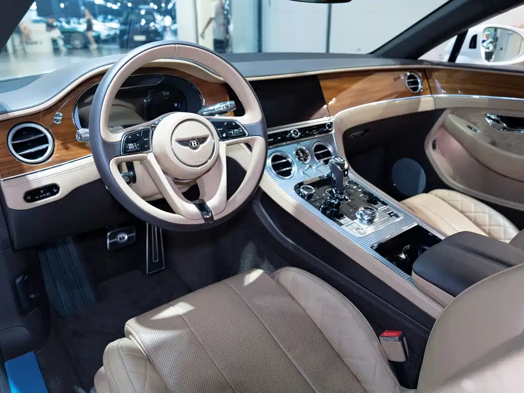 Bentley Continental 2020 — фото 10