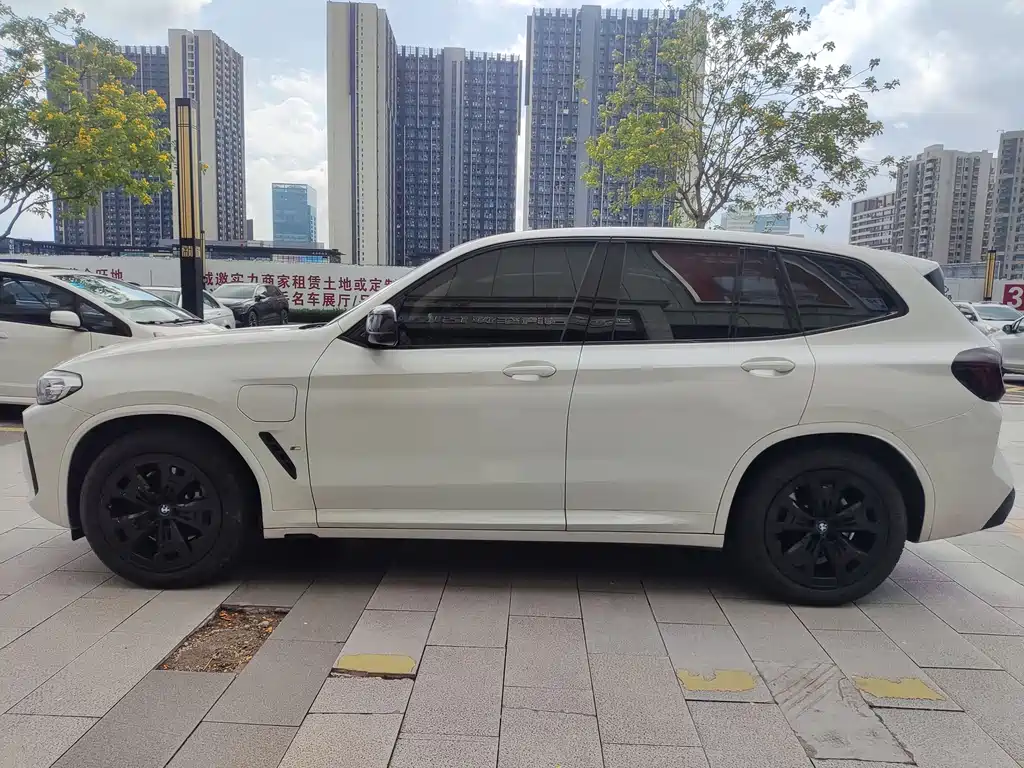 BMW iX3 2023