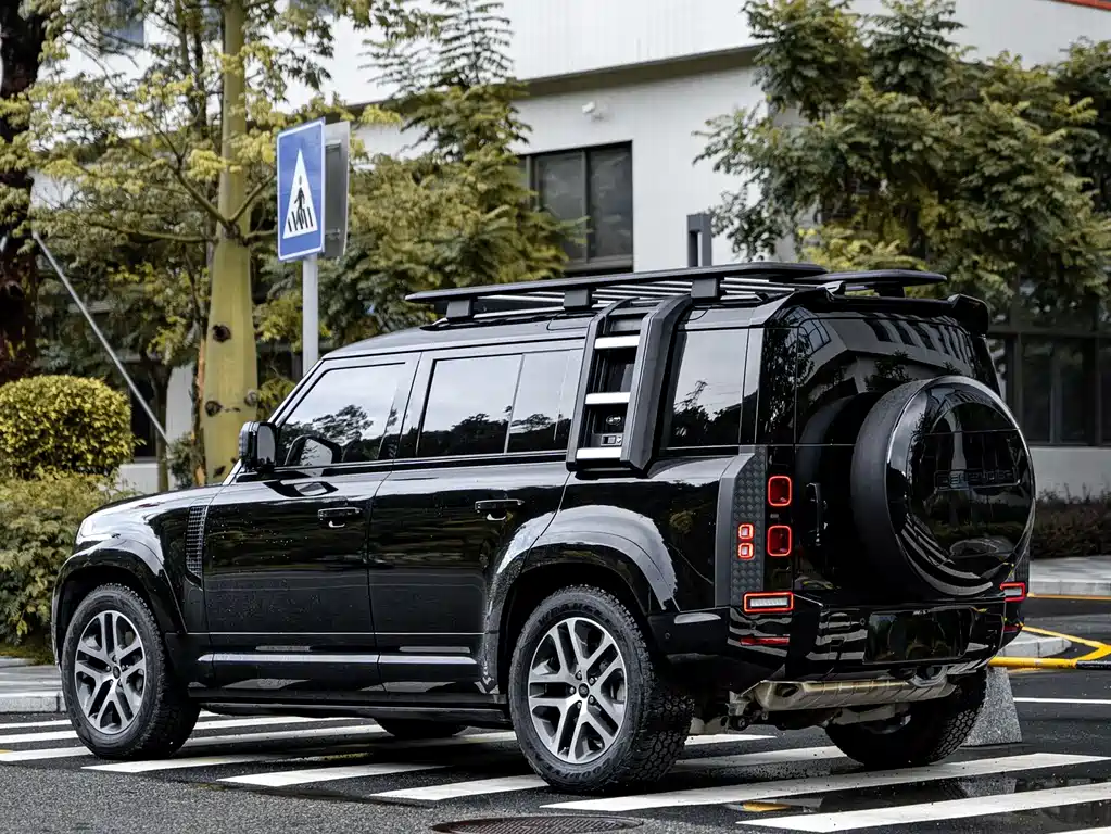 Land Rover Defender 2023 — фото 14