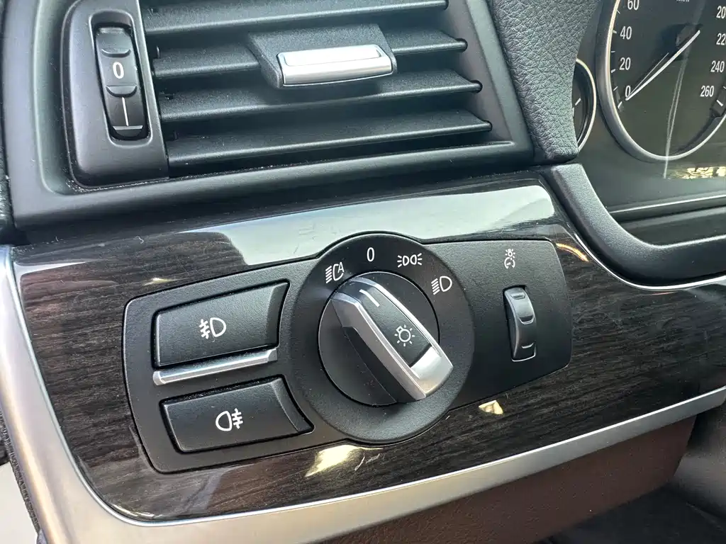 BMW 5 Series 2015 — фото 16