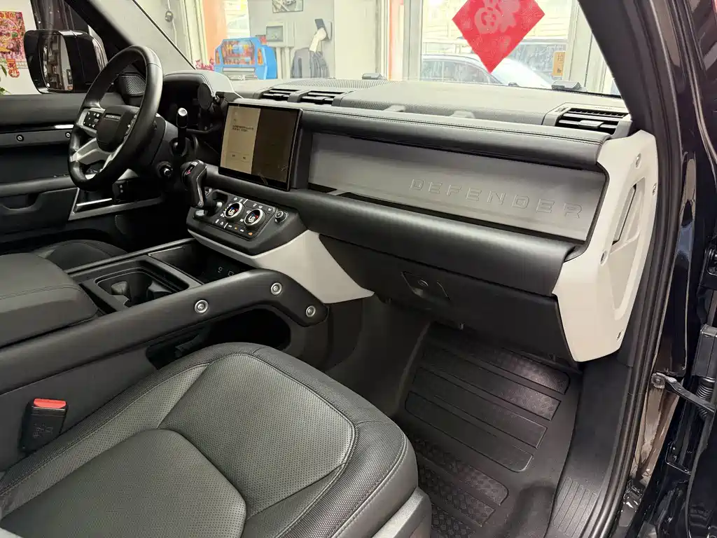 Land Rover Defender 2023 — фото 17