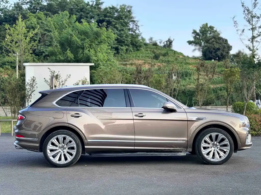 Bentley Bentayga 2023 — фото 14