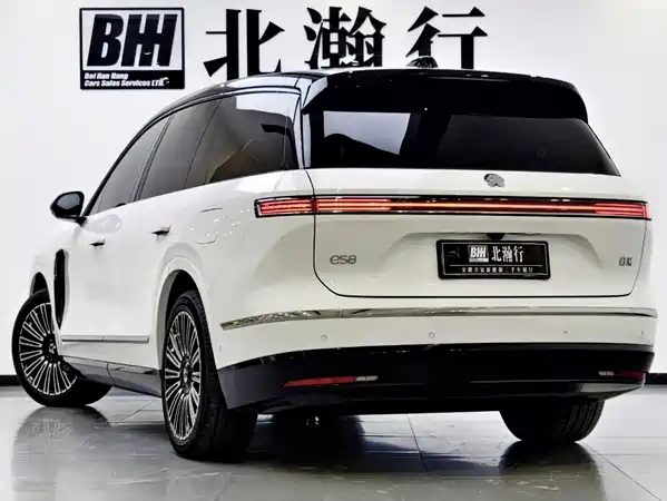 NIO ES8 2025