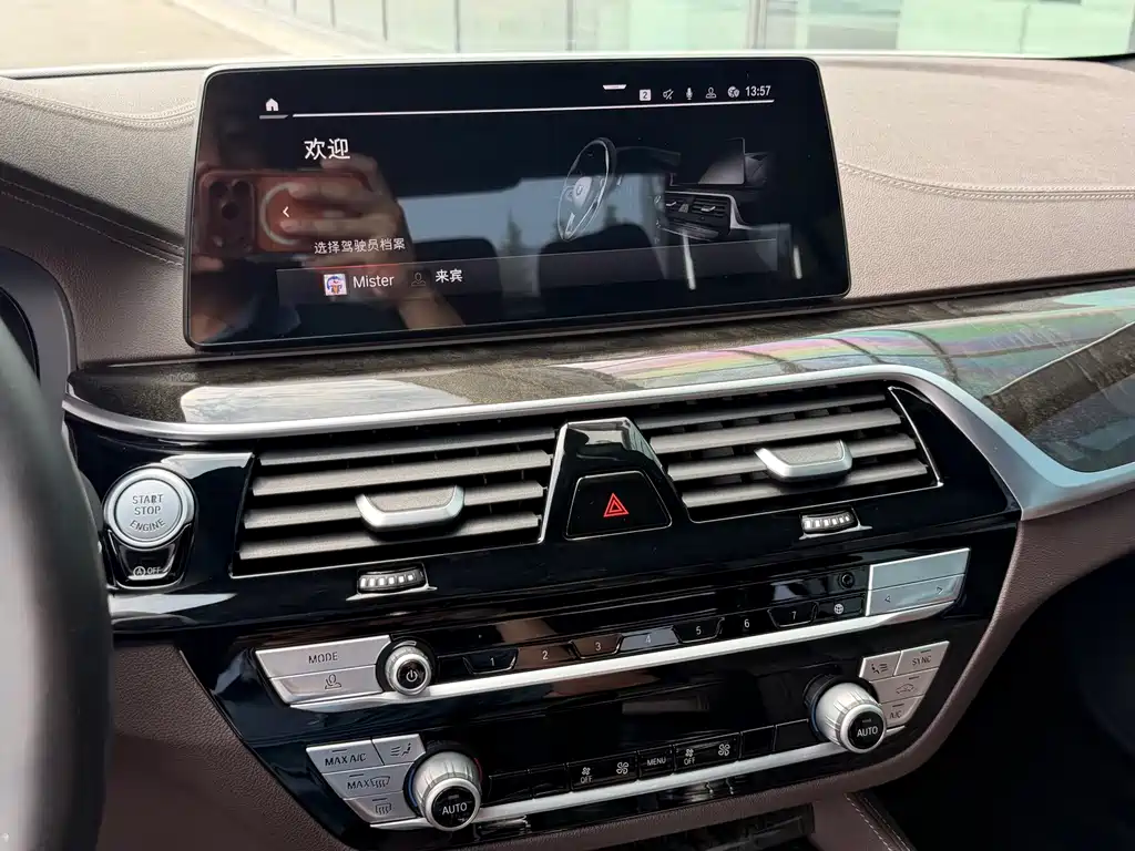 BMW 5 Series 2019 — фото 11