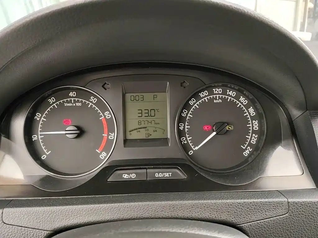 Skoda Rapid 2015 — фото 12