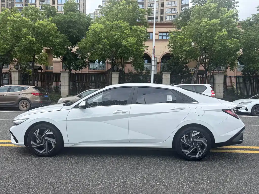 Hyundai Elantra 2025