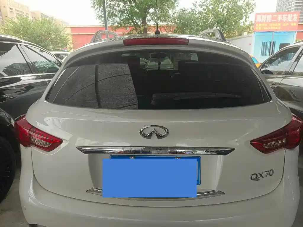 Infiniti QX70 2018 — фото 15