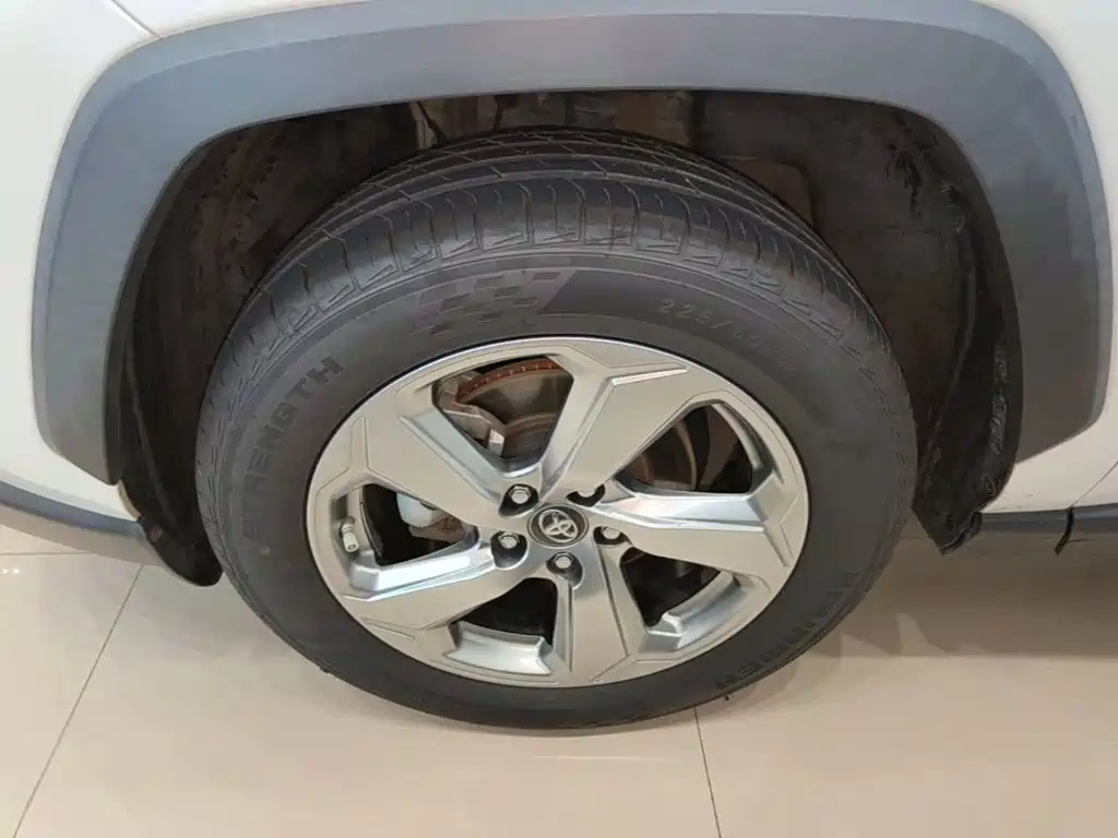 Toyota RAV4 2020 — фото 23