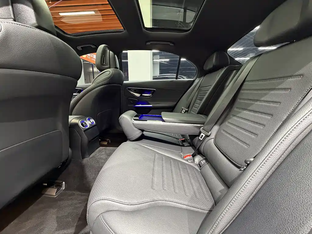 Mercedes-Benz C-Class 2024 — фото 9