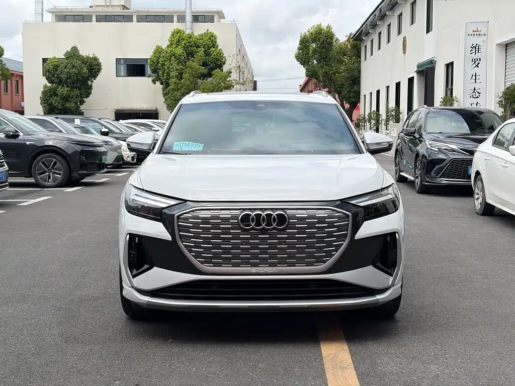 Audi Q4 E-Tron 2023 — фото 2