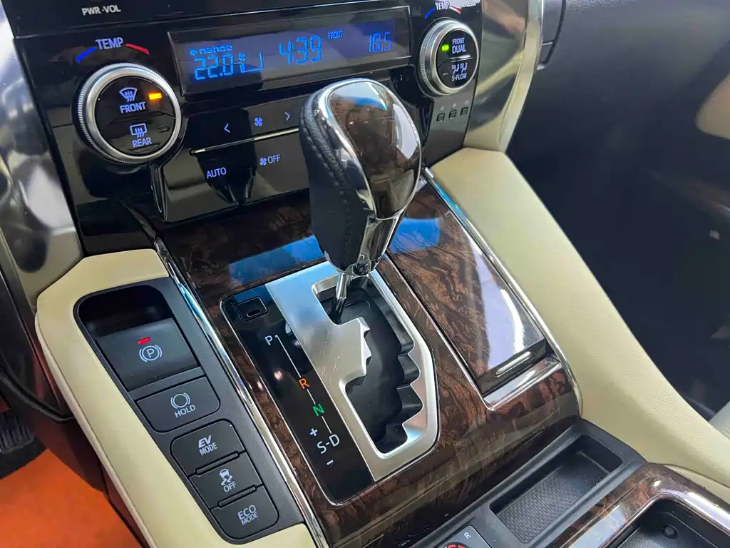 Toyota Alphard 2021 — фото 17