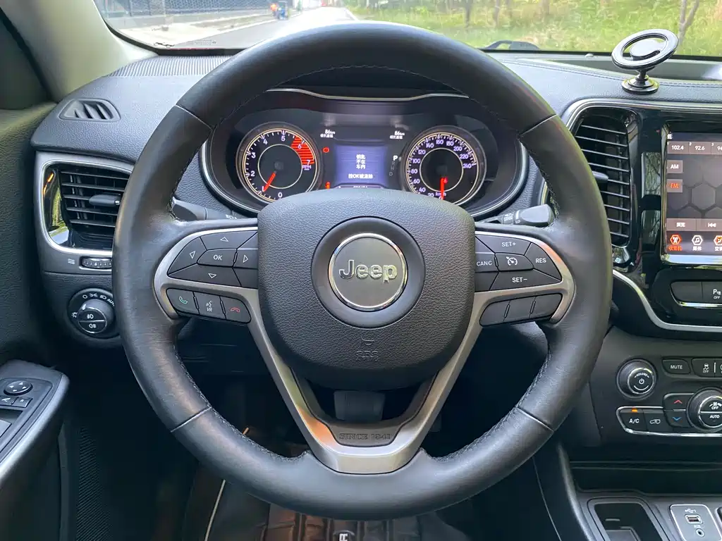Jeep Cherokee 2019 — фото 15