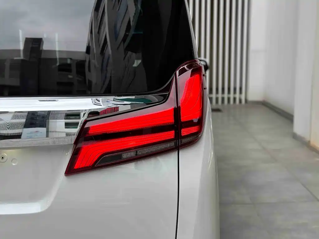 Toyota Alphard 2020 — фото 32
