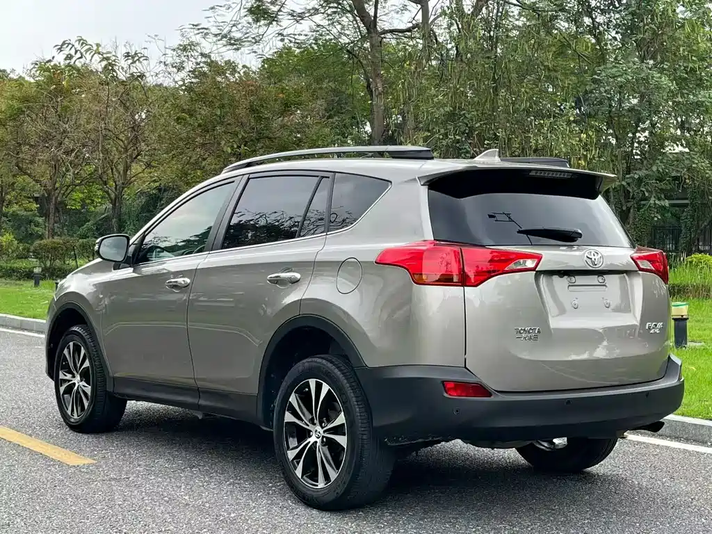 Toyota RAV4 2016 — фото 8