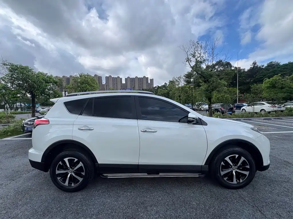 Toyota RAV4 2019 — фото 8