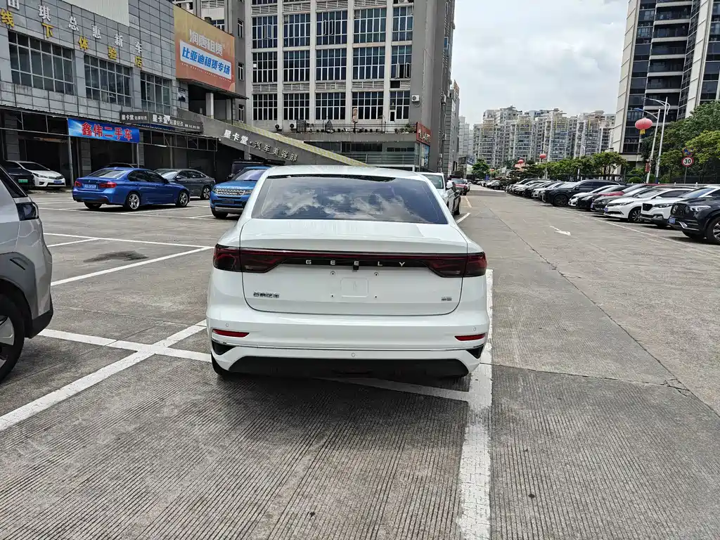 Geely Emgrand 2023