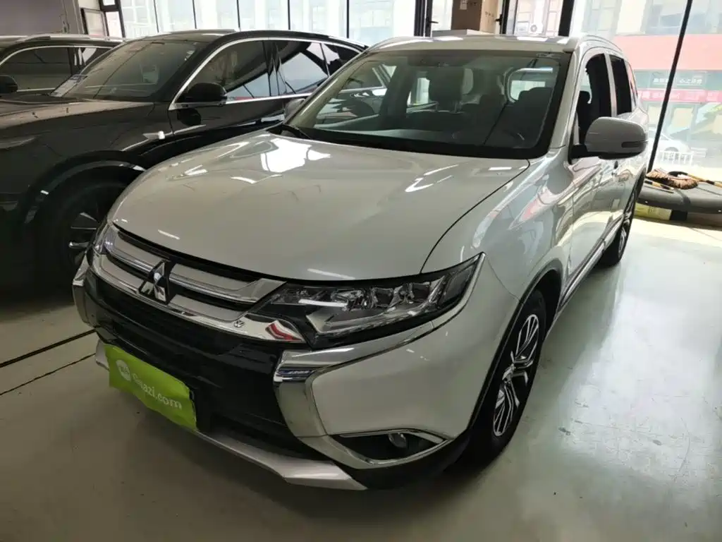 Mitsubishi Outlander 2018 — фото 2