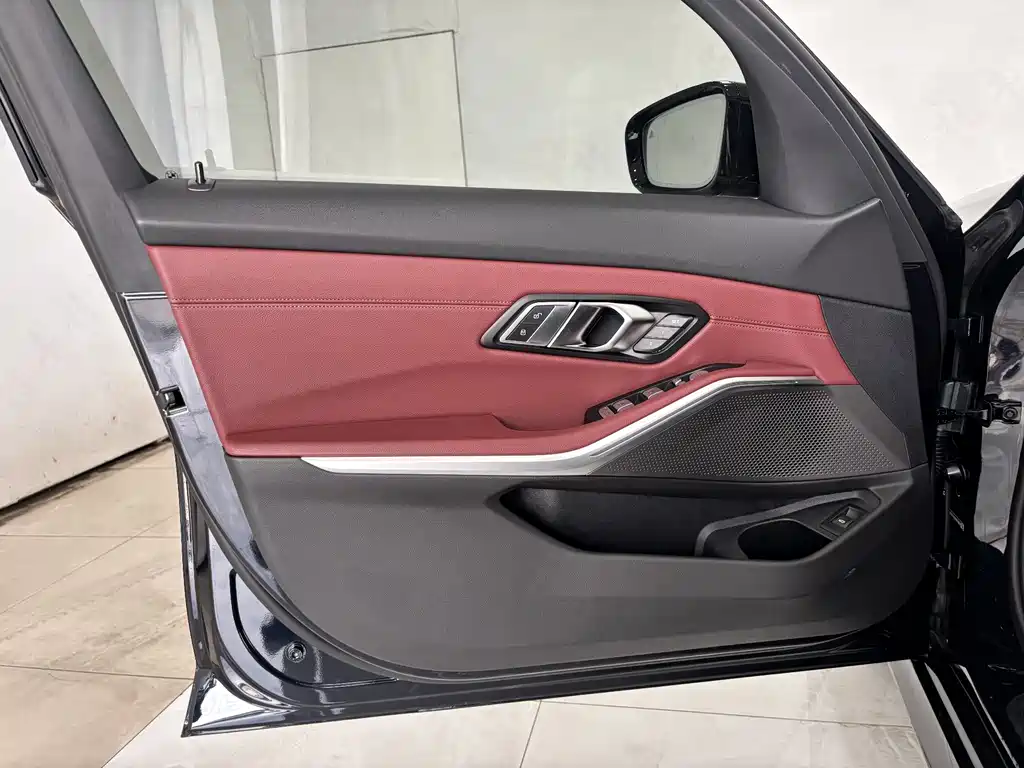 BMW 3 Series 2025 — фото 10