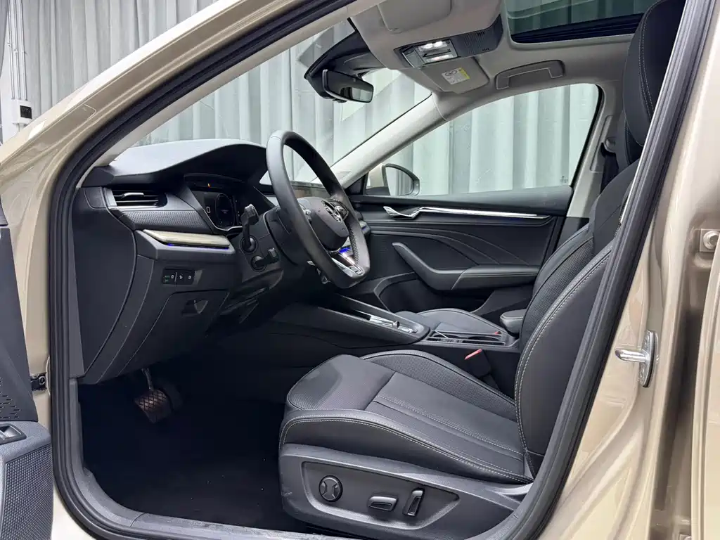 Skoda Octavia 2023 — фото 17
