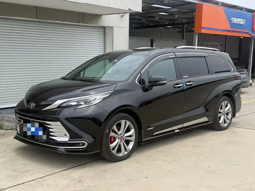 Toyota Sienna 2023 — фото 1