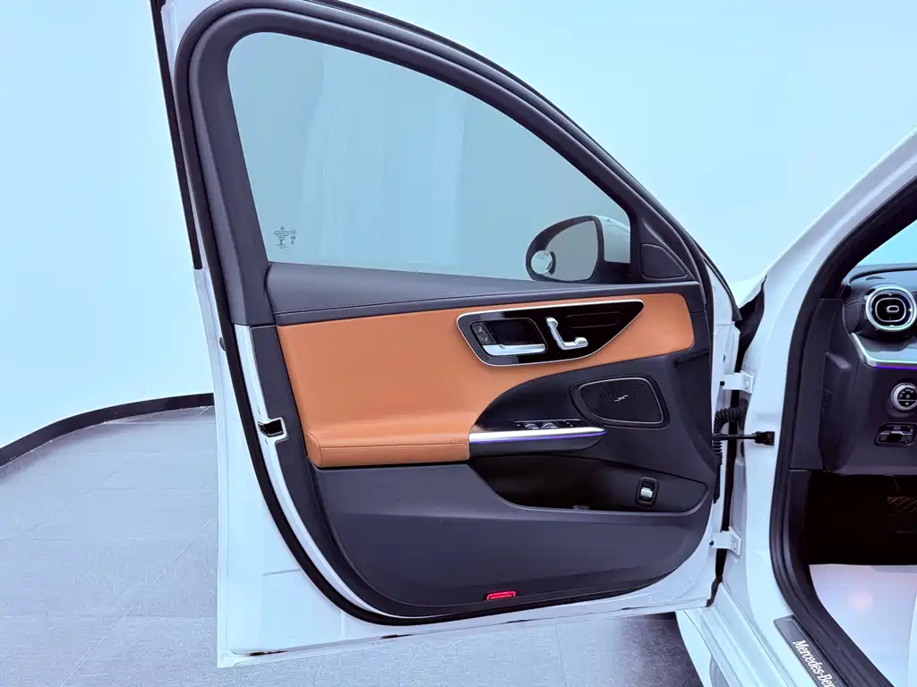 Mercedes-Benz C-Class 2023 — фото 8