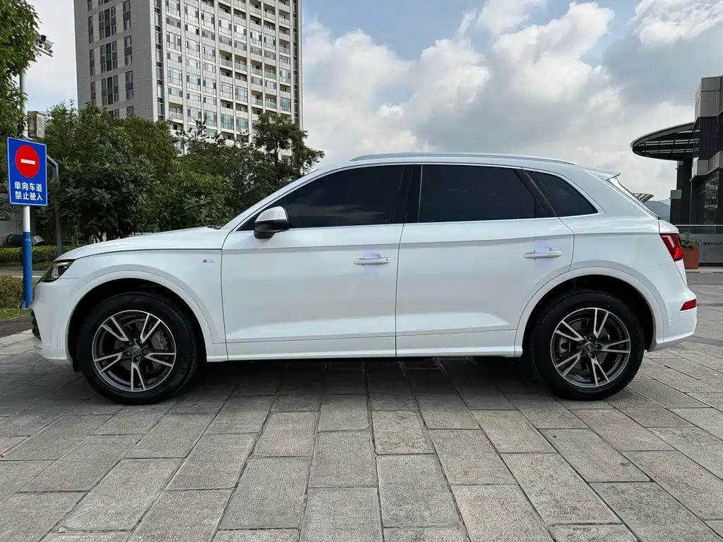 Audi Q5L 2018 — фото 27