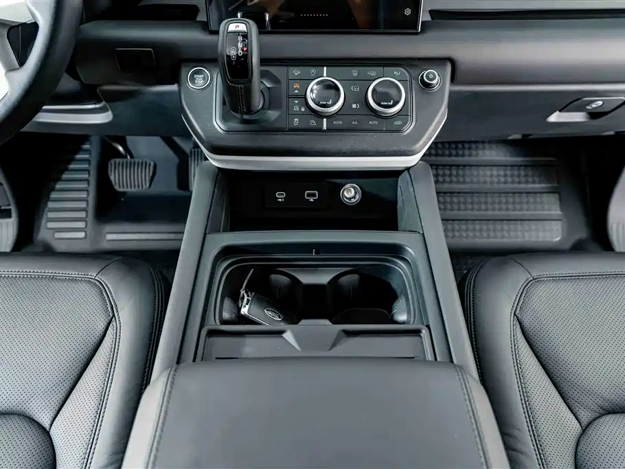 Land Rover Defender 2024 — фото 19