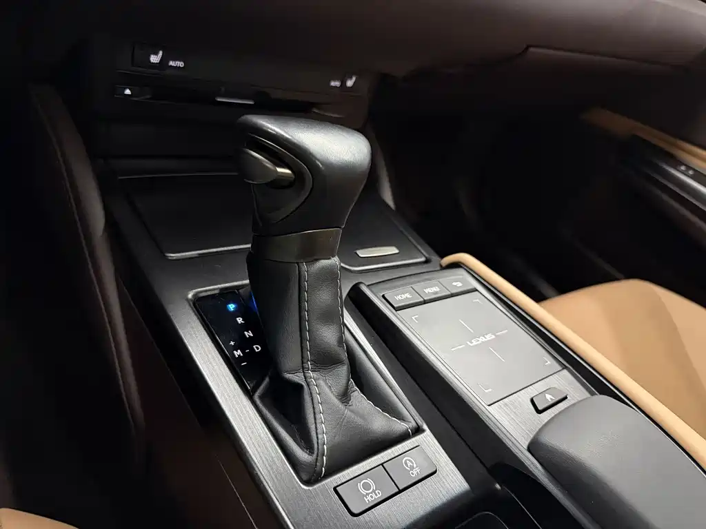 Lexus ES 2020 — фото 17