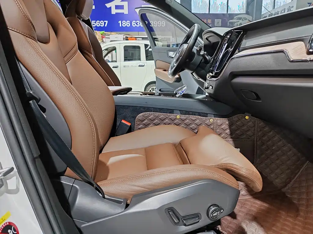 Volvo XC60 2023 — фото 10