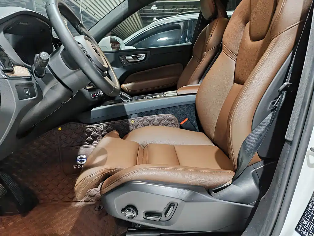 Volvo XC60 2023 — фото 7