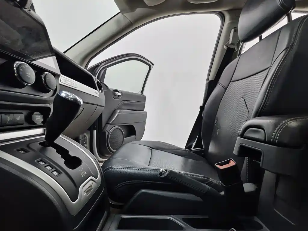 Jeep Compass 2013 — фото 12
