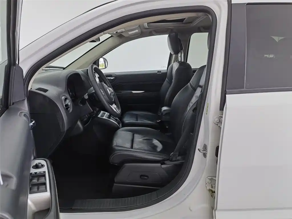 Jeep Compass 2015 — фото 10