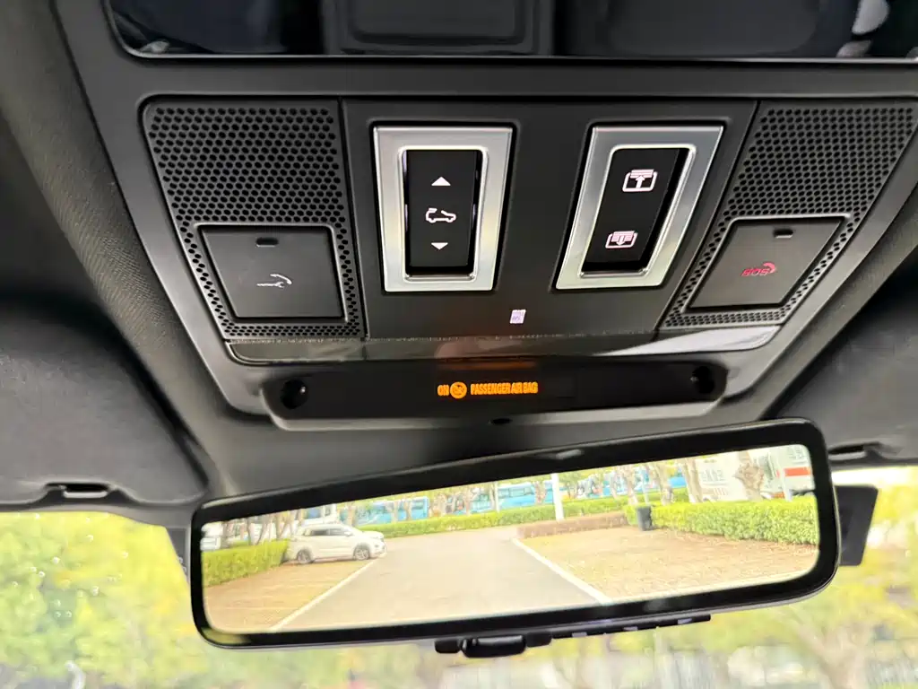 Land Rover Defender 2023 — фото 10
