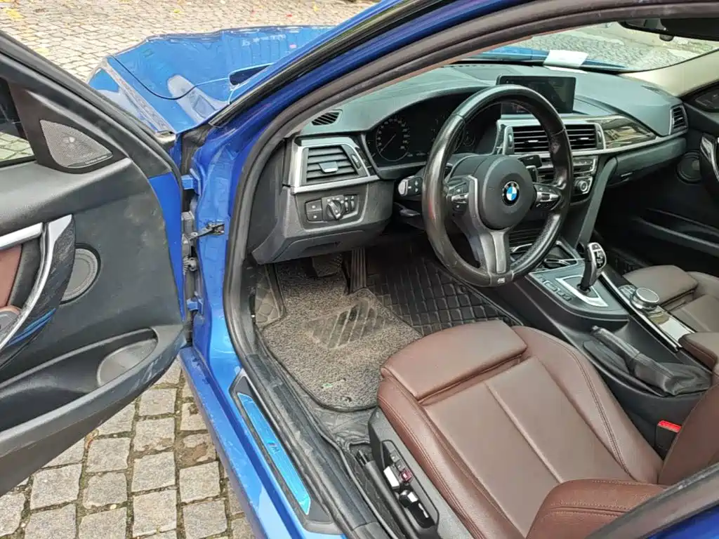 BMW 3 Series 2019 — фото 16