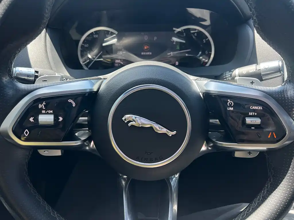 Jaguar XEL 2020 — фото 20