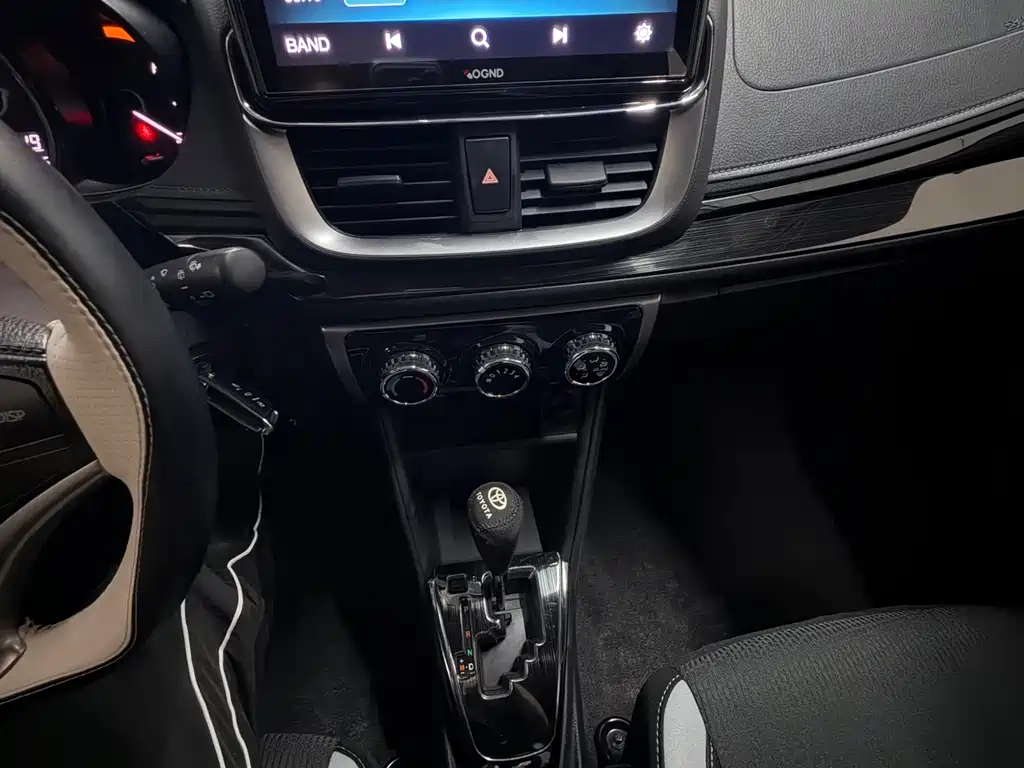 Toyota Yaris L 2023 — фото 8