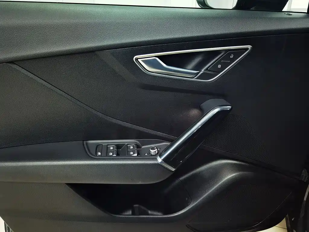 Audi Q2L e-tron 2021 — фото 6