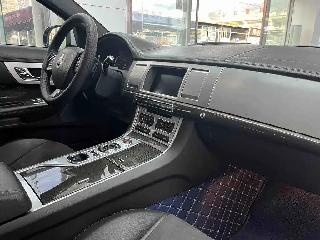 Jaguar XF 2015 — фото 11