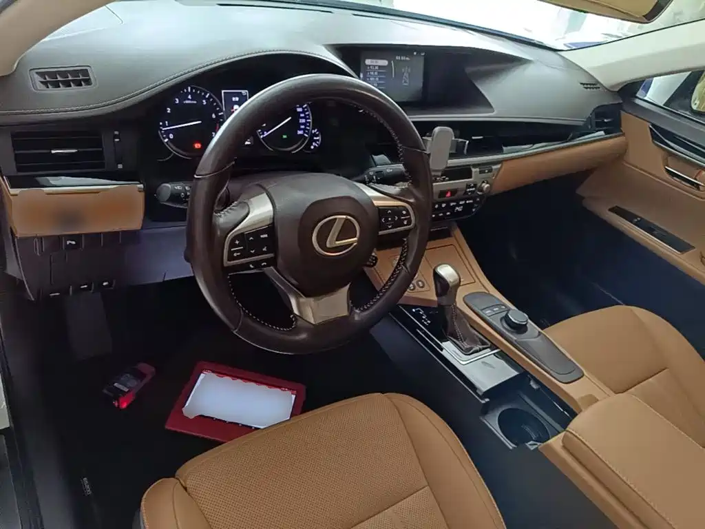 Lexus ES 2017 — фото 10