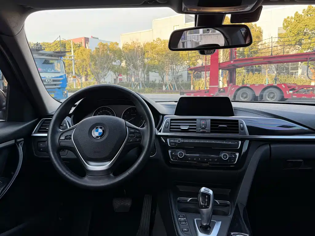 BMW 3 Series 2018 — фото 6