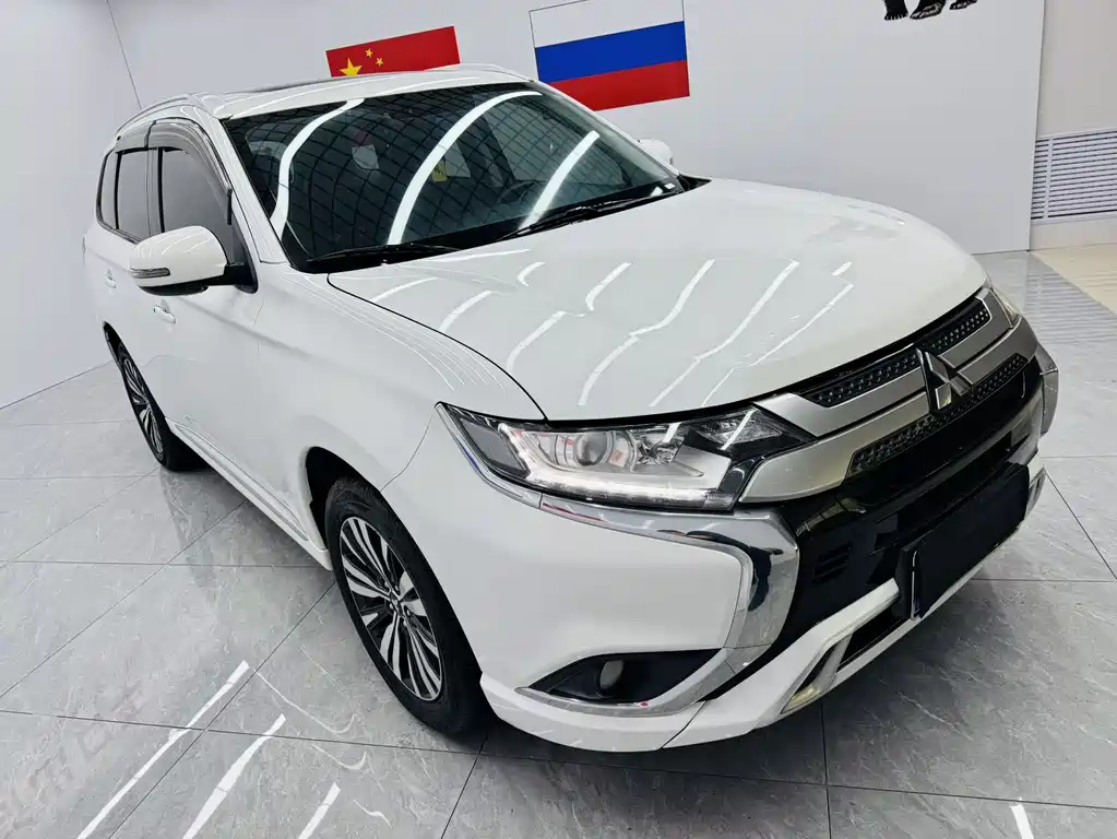Mitsubishi Outlander 2022 — фото 3