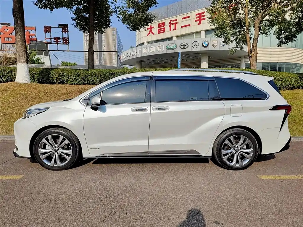 Toyota Sienna 2023 — фото 3