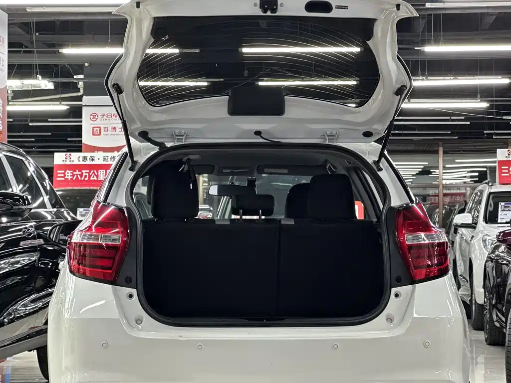 Toyota Yaris L 2022 — фото 12