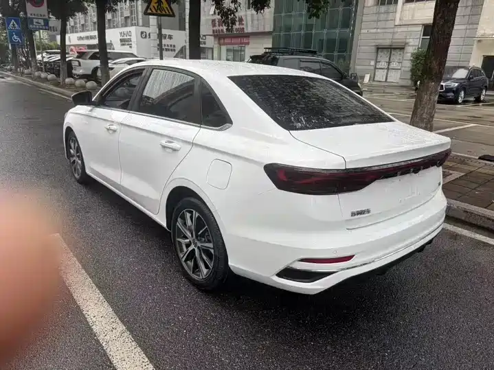 Geely Emgrand 2021 — фото 15