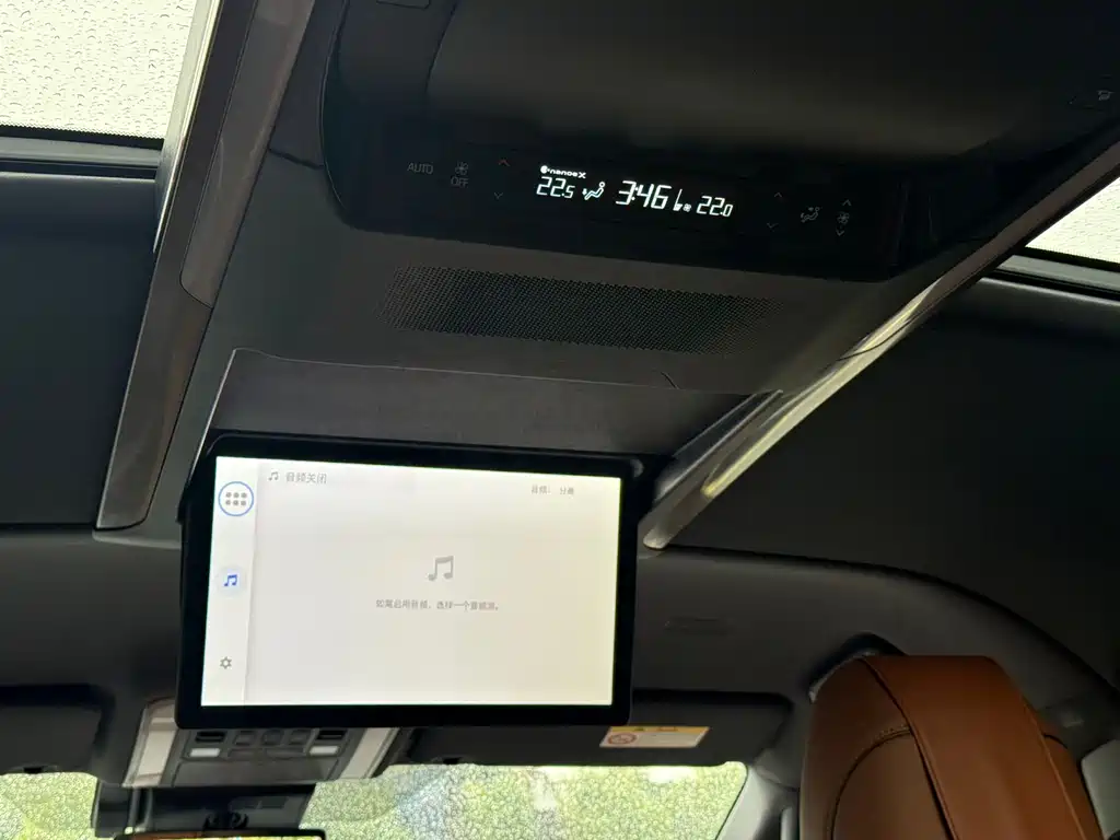 Toyota Alphard 2023 — фото 15