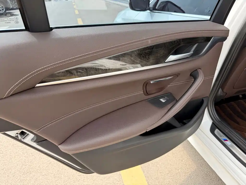 BMW 5 Series 2019 — фото 14