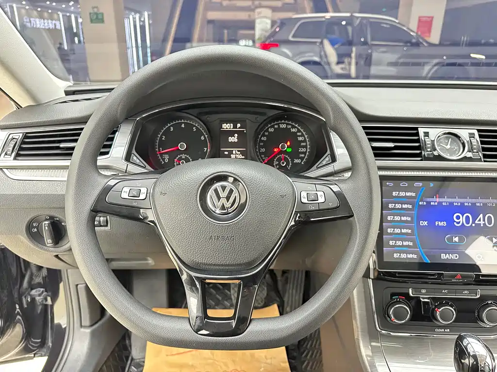 Volkswagen Passat 2018 — фото 11